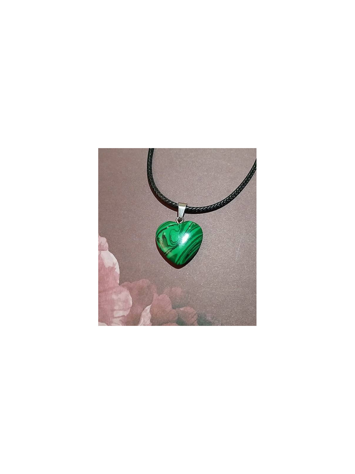 Le collier artisanal en pierre naturelle de malachite est disponible à Ciel rouge Dijon
