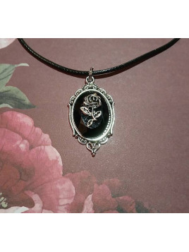 Le collier cabochon rose noire est disponible à Ciel rouge Dijon