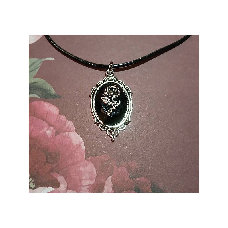 Le collier cabochon rose noire est disponible à Ciel rouge Dijon