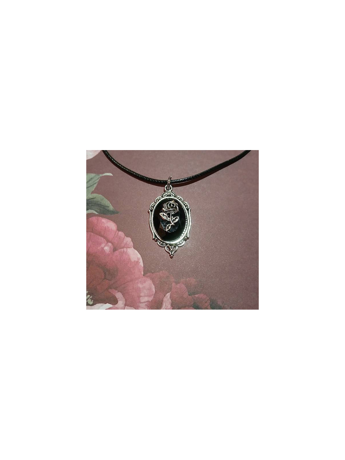 Le collier cabochon rose noire est disponible à Ciel rouge Dijon