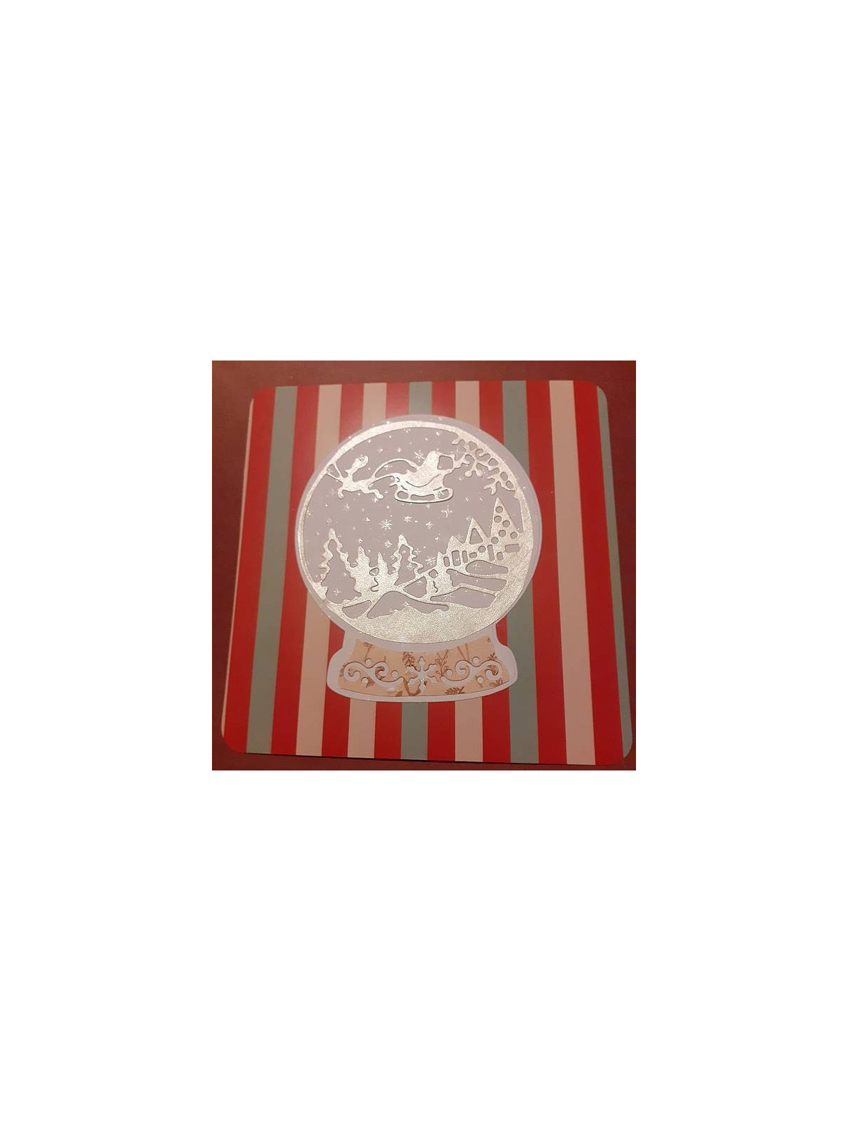 La carte artisanale avec découpe boule à neige est disponible à Ciel rouge Dijon