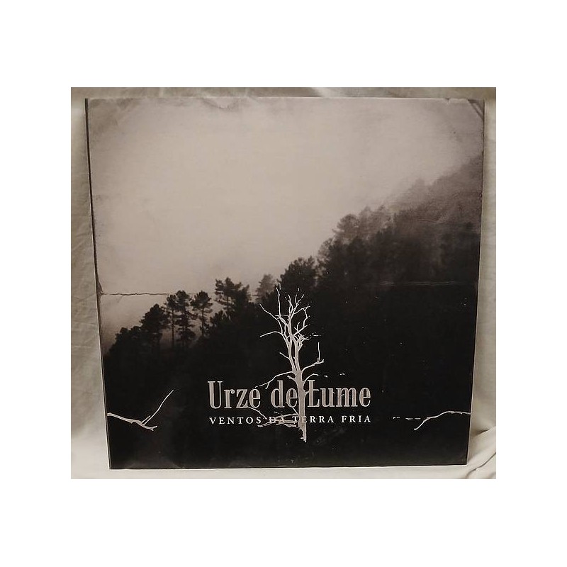 Le disque de Urze de lume : Ventos da terra fria est en stock en vinyle à ciel rouge, disquaire à Dijon