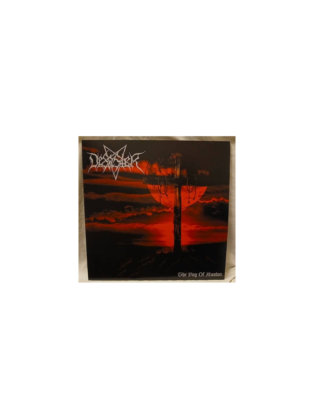 Le disque de Desaster : The fog of Avalon est en stock en vinyle à ciel rouge, disquaire à Dijon