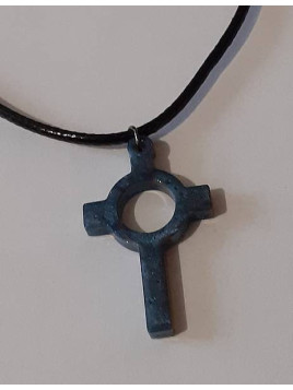Le collier avec une croix en résine artisanale est disponible à Ciel rouge Dijon