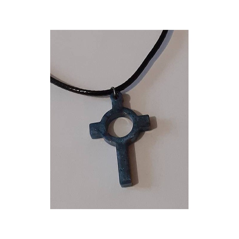 Le collier avec une croix en résine artisanale est disponible à Ciel rouge Dijon