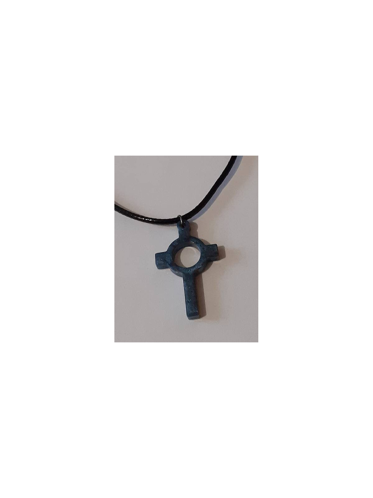 Le collier avec une croix en résine artisanale est disponible à Ciel rouge Dijon