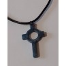 Le collier avec une croix en résine artisanale est disponible à Ciel rouge Dijon