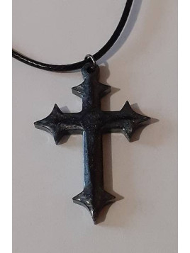 Le collier avec une croix en résine artisanale est disponible à Ciel rouge Dijon