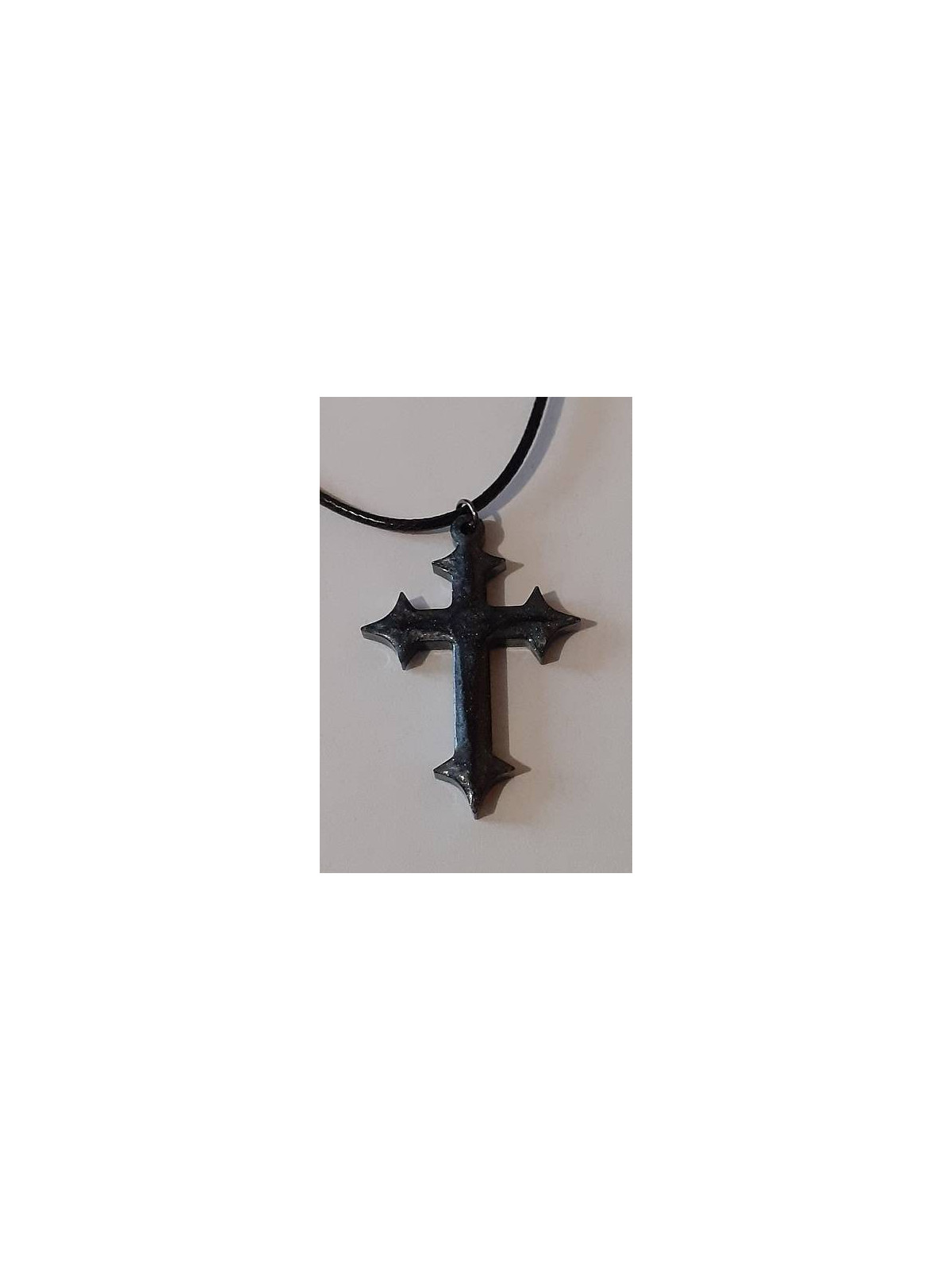 Le collier avec une croix en résine artisanale est disponible à Ciel rouge Dijon