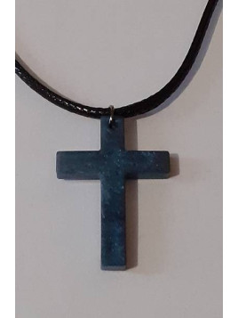 Le collier avec une croix en résine artisanale est disponible à Ciel rouge Dijon