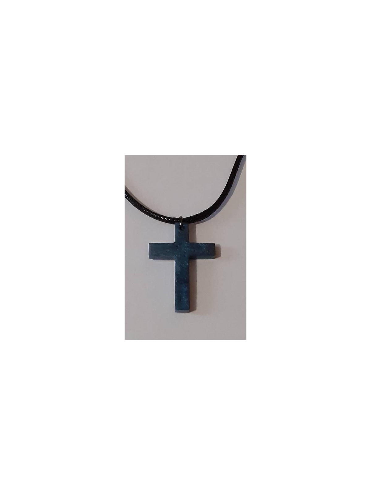 Le collier avec une croix en résine artisanale est disponible à Ciel rouge Dijon