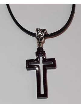 Le collier avec une croix en résine artisanale est disponible à Ciel rouge Dijon