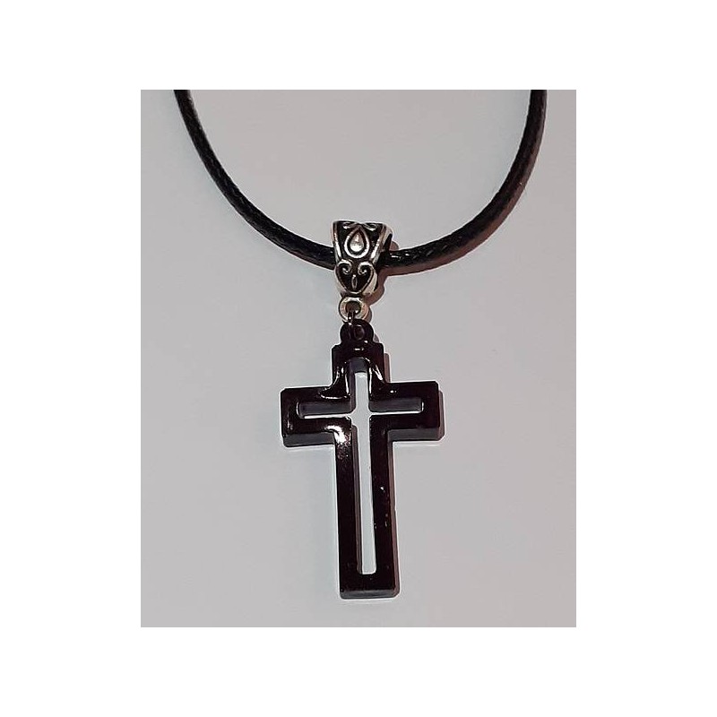 Le collier avec une croix en résine artisanale est disponible à Ciel rouge Dijon