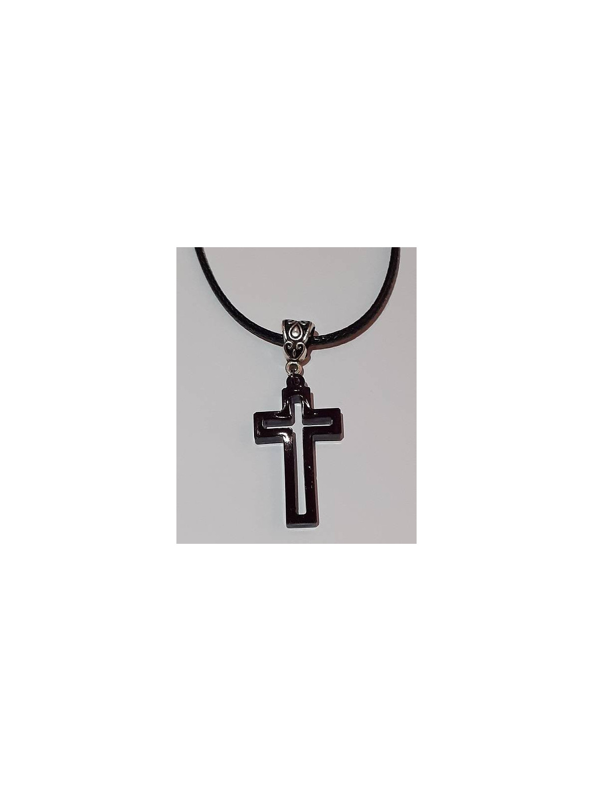 Le collier avec une croix en résine artisanale est disponible à Ciel rouge Dijon