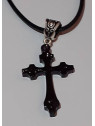 Le collier avec une croix en résine artisanale est disponible à Ciel rouge Dijon