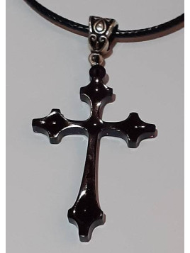 Le collier avec une croix en résine artisanale est disponible à Ciel rouge Dijon
