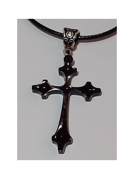 Le collier avec une croix en résine artisanale est disponible à Ciel rouge Dijon