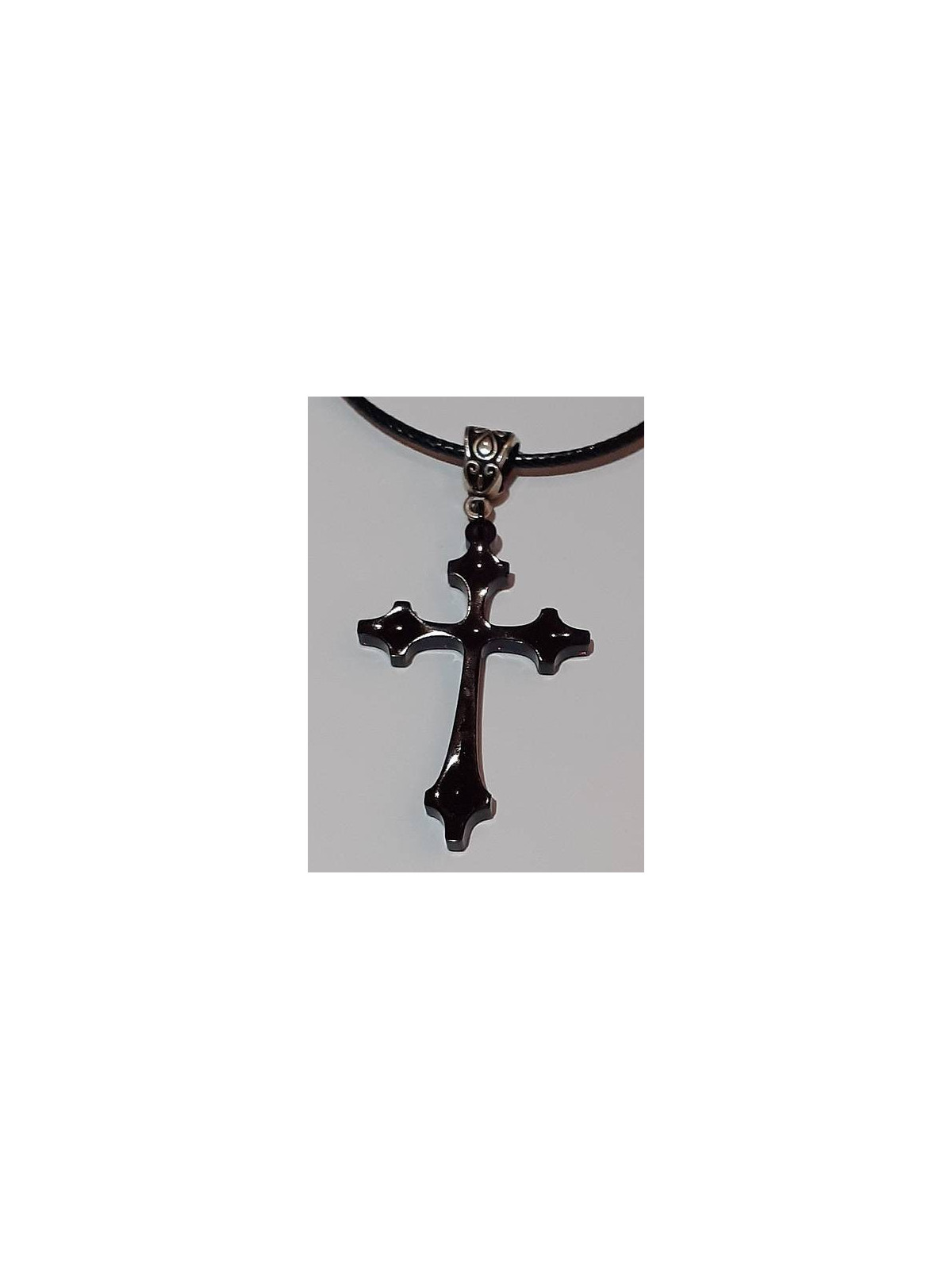 Le collier avec une croix en résine artisanale est disponible à Ciel rouge Dijon