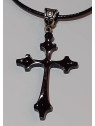 Le collier avec une croix en résine artisanale est disponible à Ciel rouge Dijon