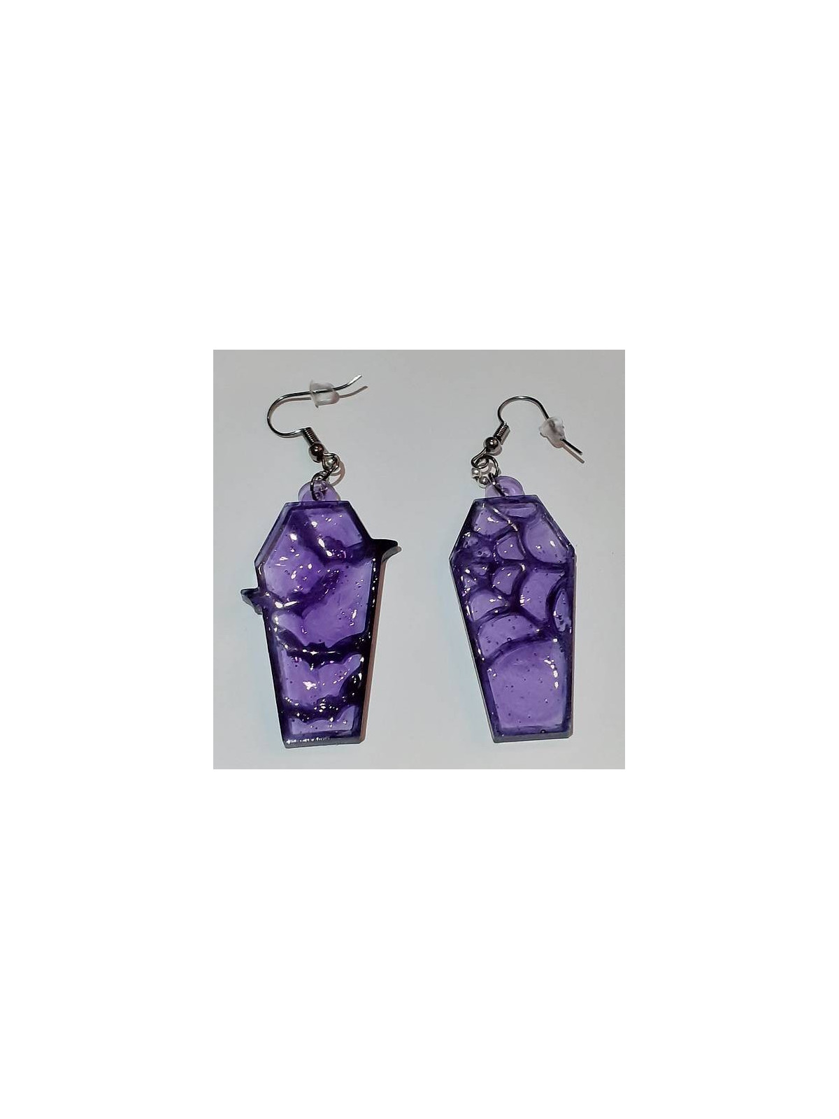 La paire de boucles d'oreilles cercueils en resine est disponible à Ciel rouge Dijon