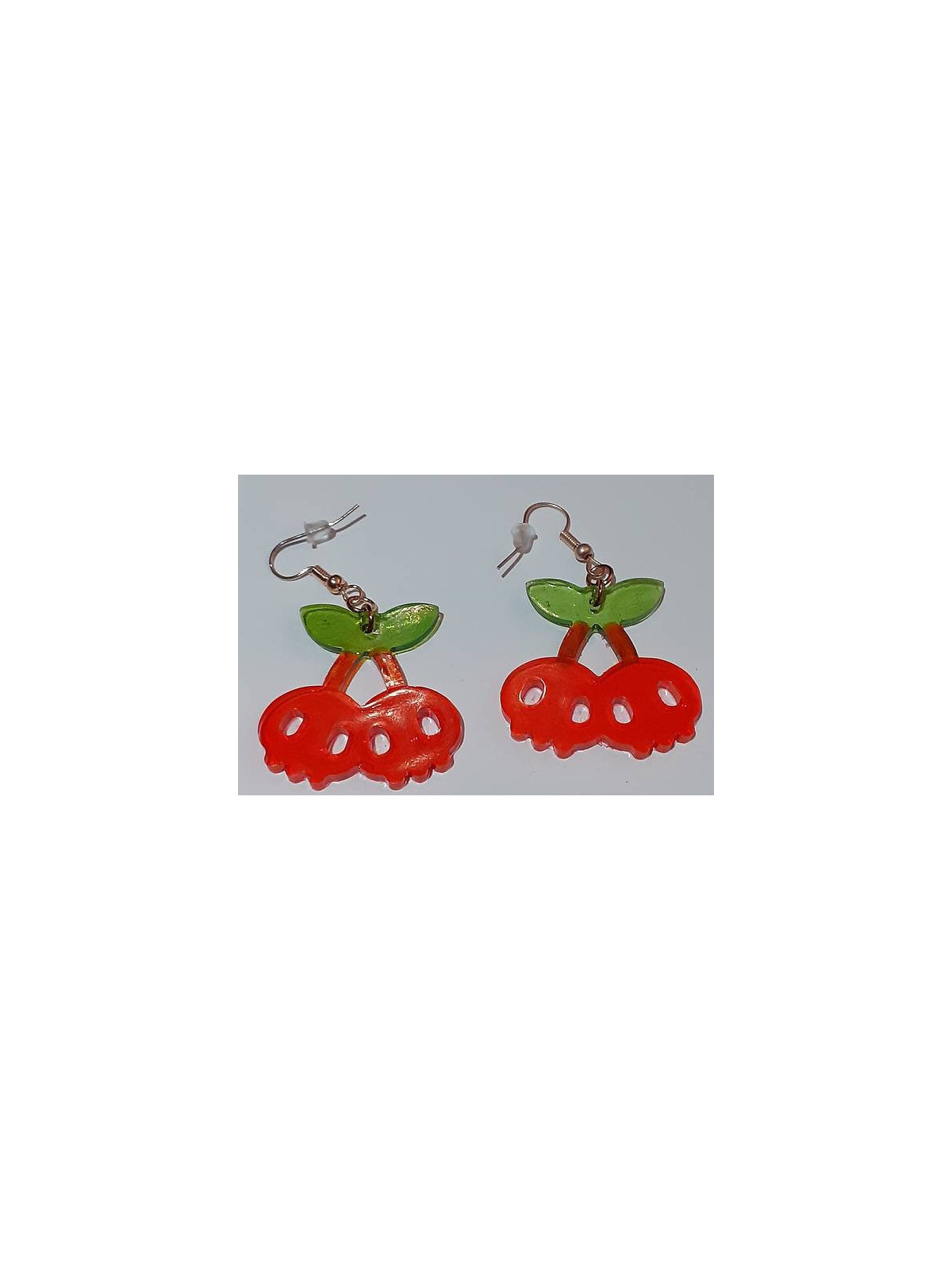 La paire de boucles d'oreilles cerises cranes en resine est disponible à Ciel rouge Dijon