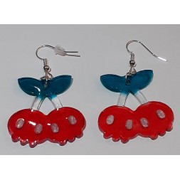 La paire de boucle d'oreilles cerises cranes en résine est disponible à Ciel rouge Dijon