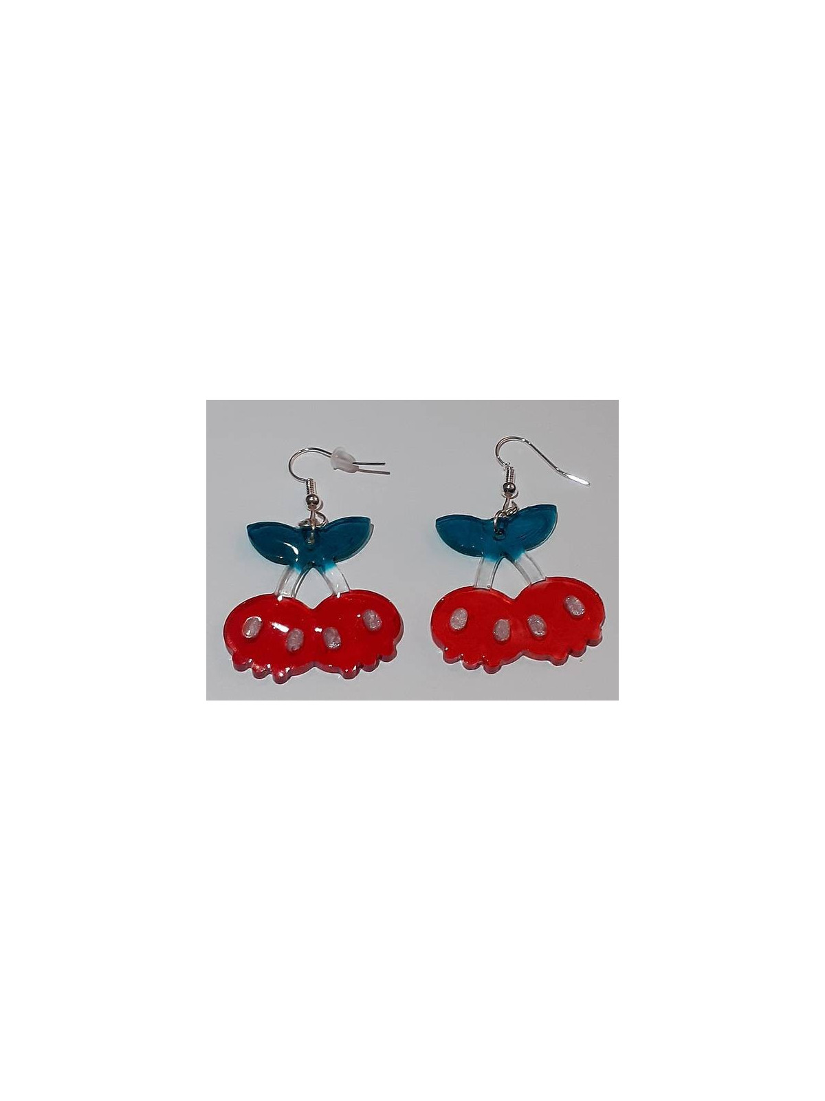 La paire de boucle d'oreilles cerises cranes en résine est disponible à Ciel rouge Dijon