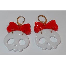 La paire de boucle d'oreilles  cranes blancs et noeuds en résine est disponible à Ciel rouge Dijon