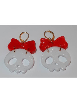 La paire de boucle d'oreilles  cranes blancs et noeuds en résine est disponible à Ciel rouge Dijon