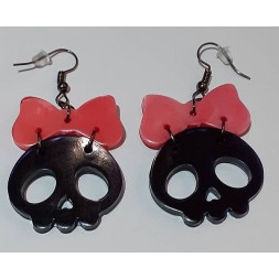 La paire de boucle d'oreilles  cranes noirs et noeuds en résine est disponible à Ciel rouge Dijon