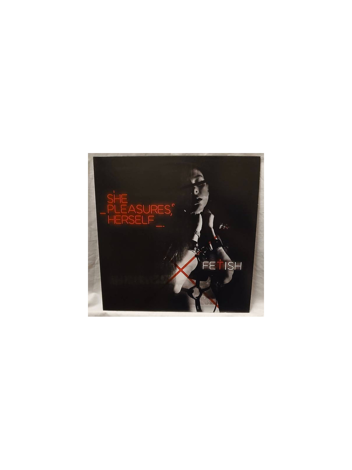 Le disque de She pleasures herself : Fetish est disponible en vinyle à Ciel rouge, disquaire à Dijon