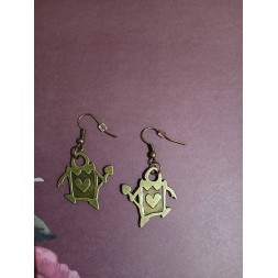 La paire de boucle d'oreille Alice Cartes de coeur est disponible à Ciel rouge Dijon