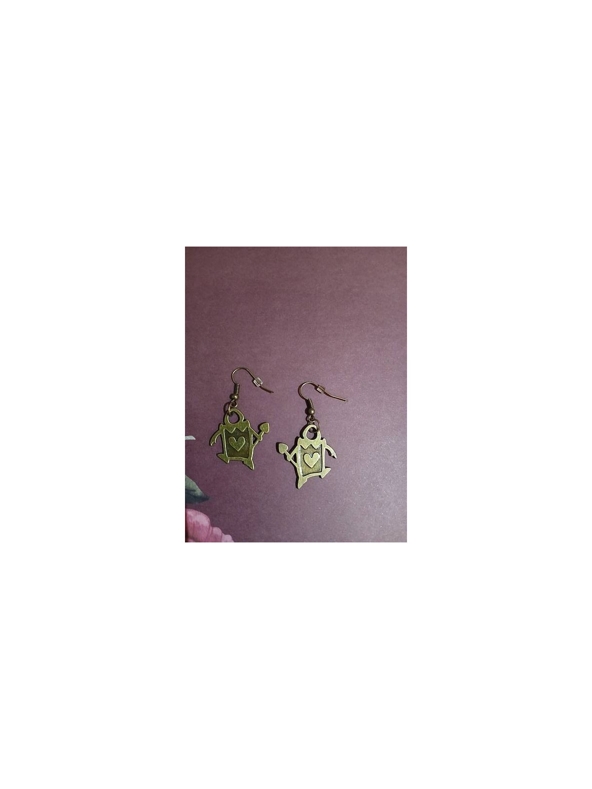 La paire de boucle d'oreille Alice Cartes de coeur est disponible à Ciel rouge Dijon