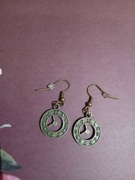 La paire de boucle d'oreille Horloges est disponible à Ciel rouge Dijon