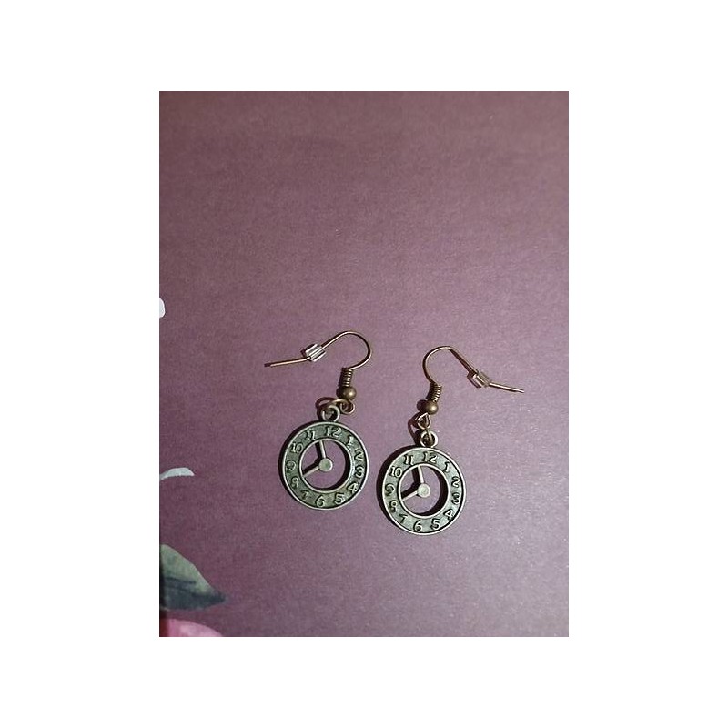 La paire de boucle d'oreille Horloges est disponible à Ciel rouge Dijon