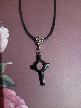 Le collier avec une croix ajourée en résine artisanale est disponible à Ciel rouge Dijon