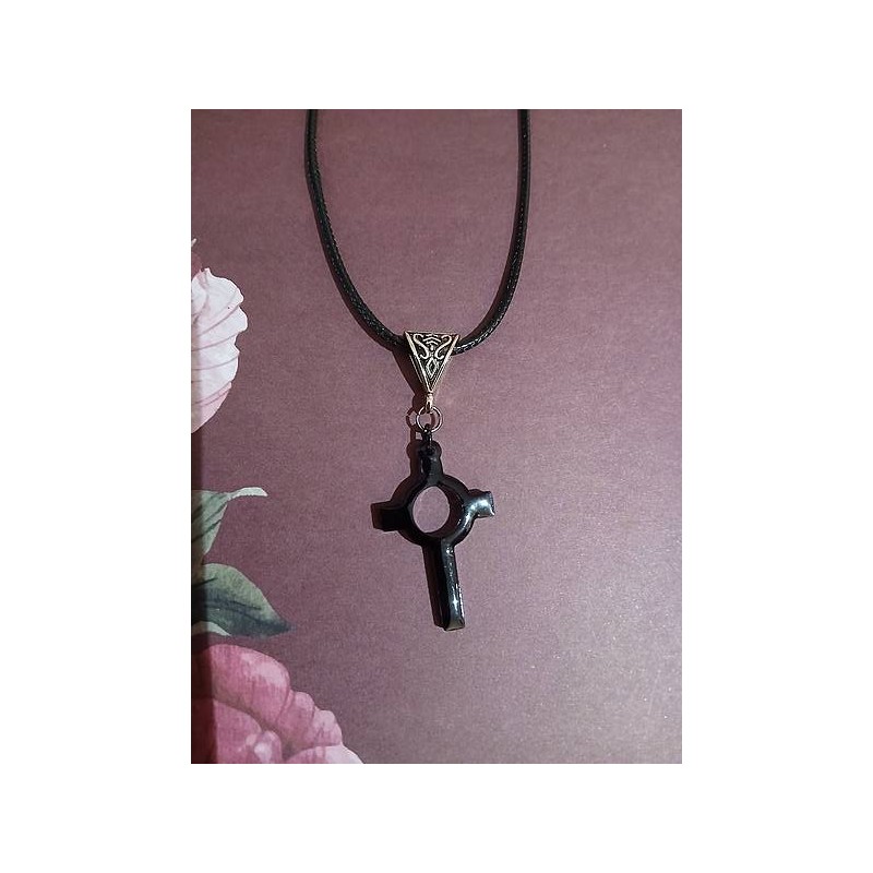 Le collier avec une croix ajourée en résine artisanale est disponible à Ciel rouge Dijon