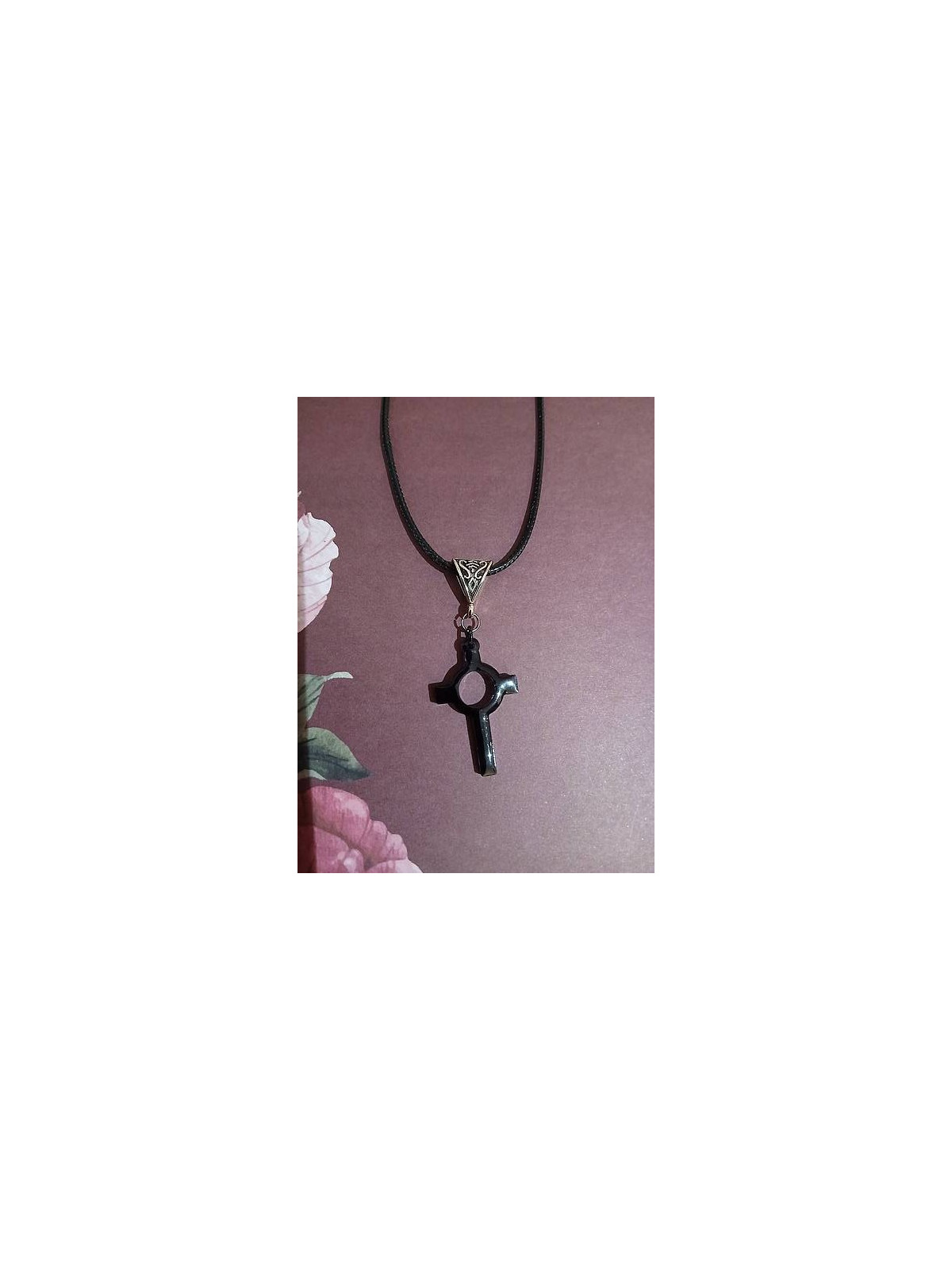 Le collier avec une croix ajourée en résine artisanale est disponible à Ciel rouge Dijon