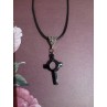 Le collier avec une croix ajourée en résine artisanale est disponible à Ciel rouge Dijon