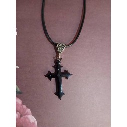 Le collier avec une croix gothique en résine artisanale est disponible à Ciel rouge Dijon