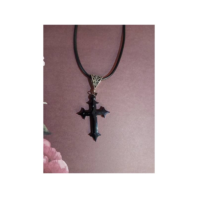 Le collier avec une croix gothique en résine artisanale est disponible à Ciel rouge Dijon