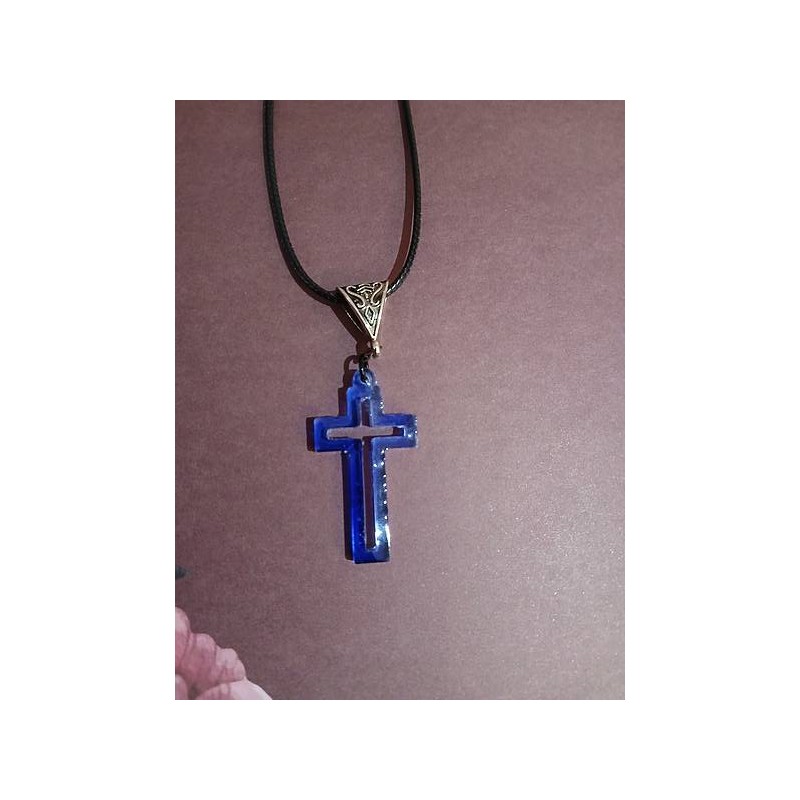 Le collier avec une croix ajourée bleue en résine artisanale est disponible à Ciel rouge Dijon
