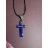 Le collier avec une croix ajourée bleue en résine artisanale est disponible à Ciel rouge Dijon