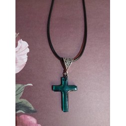 Le collier avec une croix verte artisanale est disponible à Ciel rouge Dijon