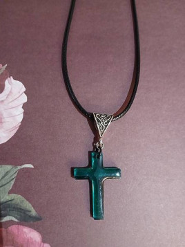 Le collier avec une croix verte artisanale est disponible à Ciel rouge Dijon