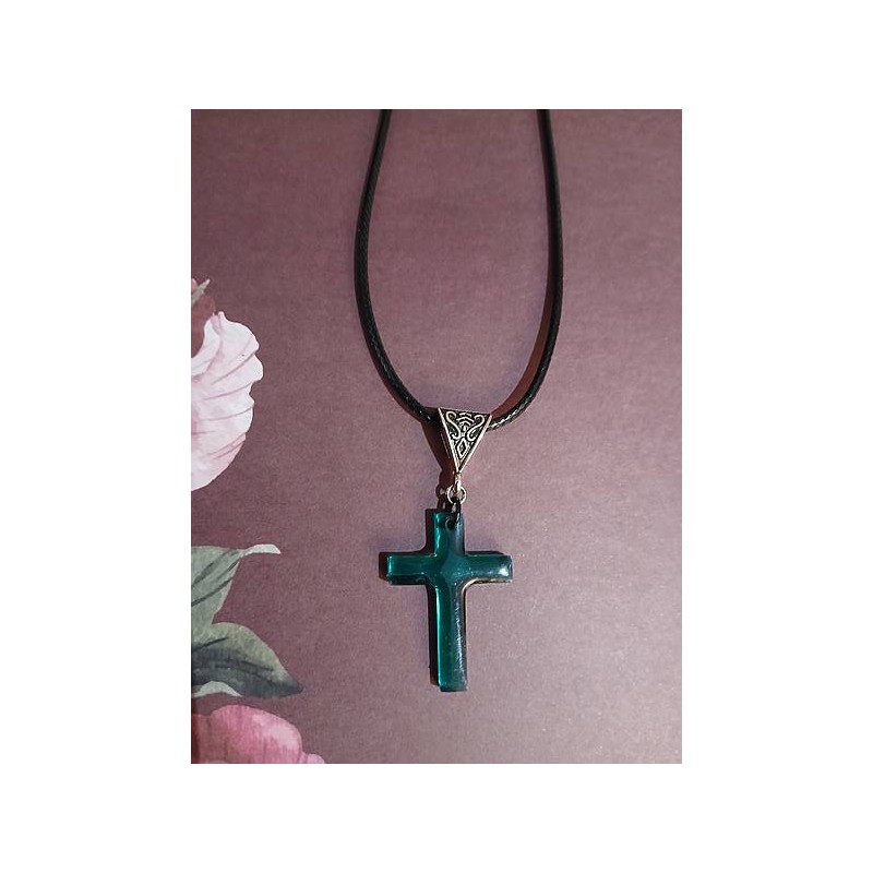 Le collier avec une croix verte artisanale est disponible à Ciel rouge Dijon