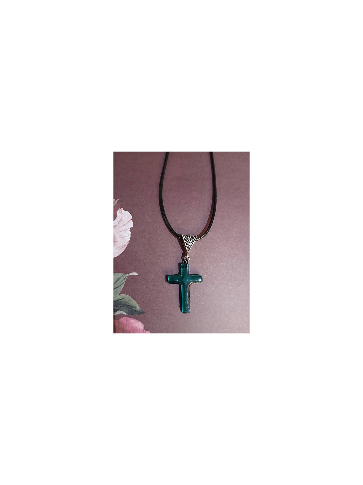 Le collier avec une croix verte artisanale est disponible à Ciel rouge Dijon