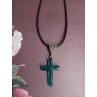 Le collier avec une croix verte artisanale est disponible à Ciel rouge Dijon