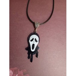 Le collier avec un masque scream artisanale est disponible à Ciel rouge Dijon