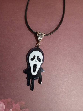 Le collier avec un masque scream artisanale est disponible à Ciel rouge Dijon